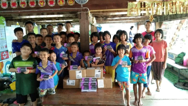 Children with tracts at orphanage in Thailand.